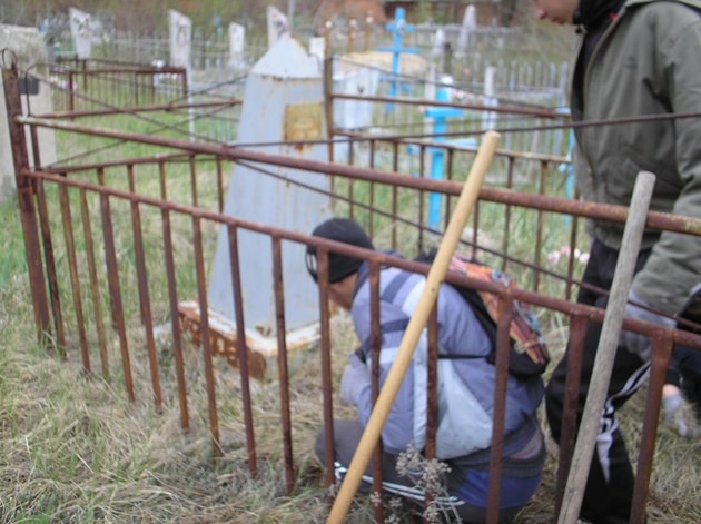 В рамках проведения акции "Красная звезда" члены  РОДО нашей школы привели в порядок несколько заброшенных могилок.