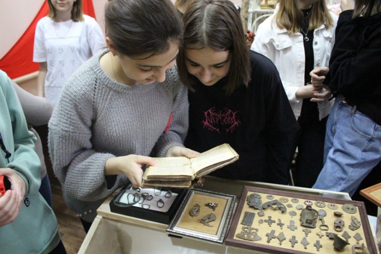 Подробнее о статье Экскурсия для 6 а класса в школьный музей «Исток»