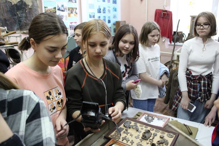 Подробнее о статье Экскурсия для 6 б класса в школьный музей «Исток»