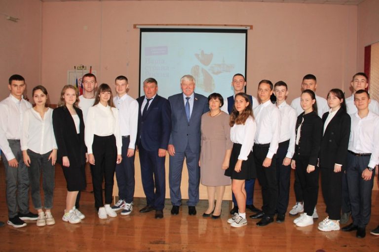 Подробнее о статье Встреча заместителя Председателя Законодательного Собрания Ростовской области В.Н. Василенко с обучающимися 9-11 классов