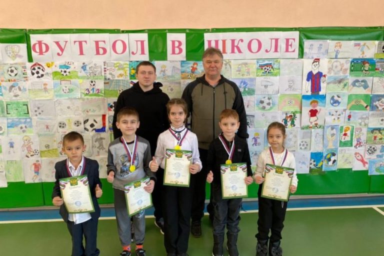 Подробнее о статье Творческий конкурс рисунков «Футбол в школе»